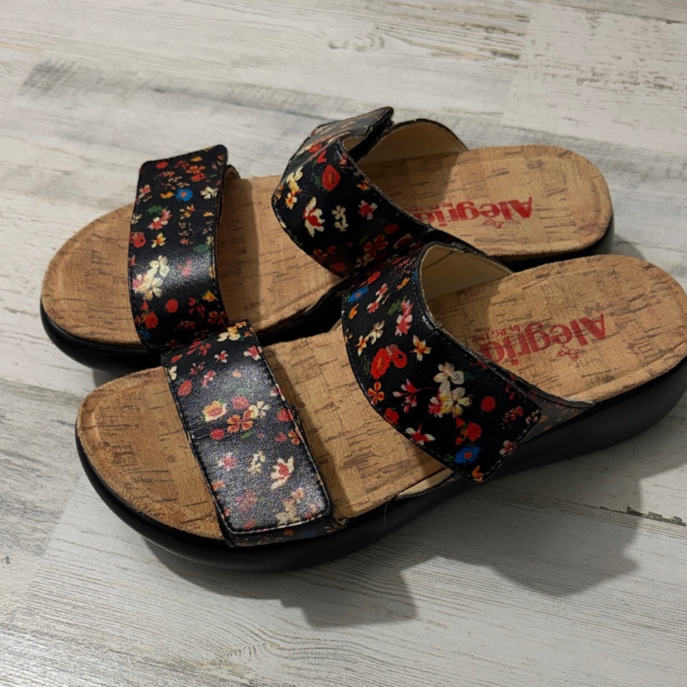 Alegria Women's Black Bryce Floral Platform Sandals - Picture 3 of 10